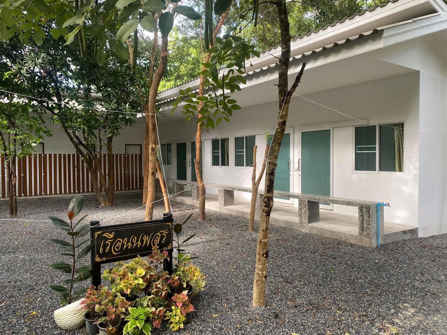 เก้า จิรายุ และครอบครัว บริจาคสร้างเสนาสนะ เรือนนพสร ที่พัก สำหรับผู้ปฎิบัติธรรม ล