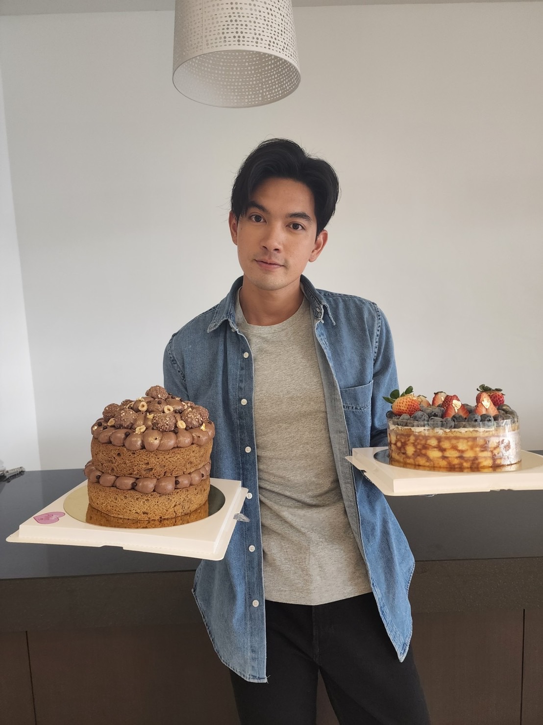 เข้ม หัสวีร์ปลื้มหนัก! ติ๊ก-อั้ม ยกเค้กเซอร์ไพรส์วันเกิดกลางกองละคร เข้ม หัสวีร์ปลื้มหนัก! ติ๊ก-อั้ม ยกเค้กเซอร์ไพรส์วันเกิดกลางกองละคร