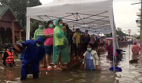 ชัยภูมิอ่วม!น้ำท่วมยังสูงรพ.ต้องใช้สะพานชั่วคราวขนย้ายผู้ป่วย ชัยภูมิอ่วม!น้ำท่วมยังสูงรพ.ต้องใช้สะพานชั่วคราวขนย้ายผู้ป่วย