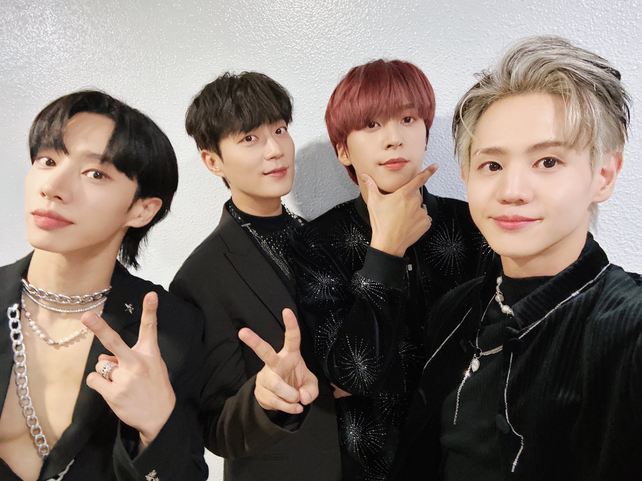 ให้ภาพเล่าเรื่อง! ชมลีลา 4 หนุ่มวง HIGHLIGHT เชียร์ทีมชาติเกาหลีใต้สู้ศึกฟุตบอลโลก ให้ภาพเล่าเรื่อง! ชมลีลา 4 หนุ่มวง HIGHLIGHT เชียร์ทีมชาติเกาหลีใต้สู้ศึกฟุตบอลโลก