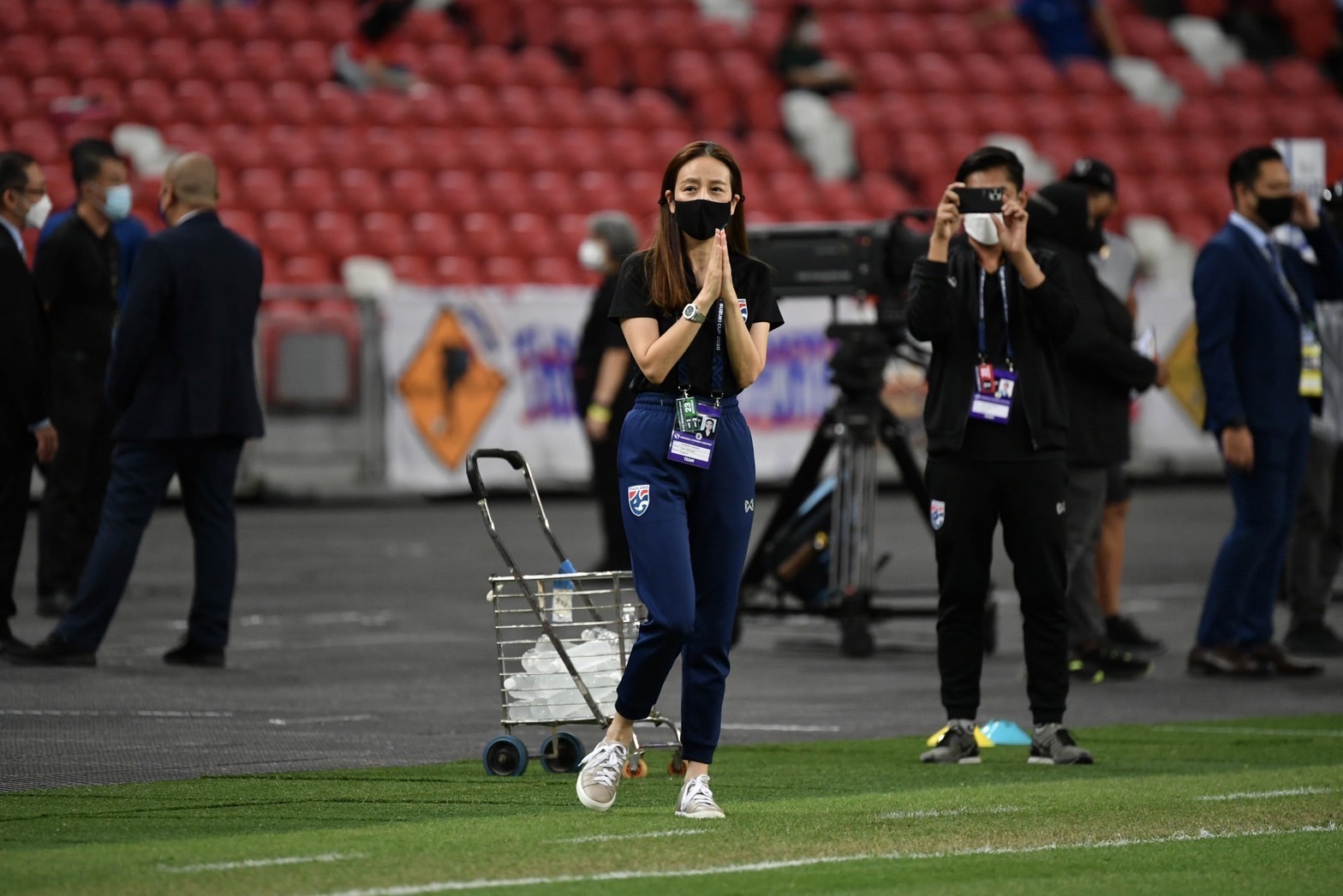 รวมภาพ 'มาดามแป้ง' กับทบาท 'ผจก.ทีมชาติไทย' นัดเอาชนะเวียดนาม 2-0 รวมภาพ 'มาดามแป้ง' กับทบาท 'ผจก.ทีมชาติไทย' นัดเอาชนะเวียดนาม 2-0