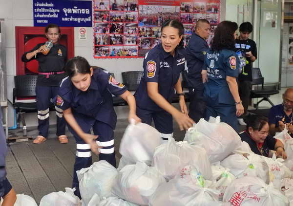 กบ ปภัสรา นำทีมดารานางงามสายบุญแพ็คถุงยังชีพ ที่ มูลนิธิป่อเต็กตึ๊ง กบ ปภัสรา นำทีมดารานางงามสายบุญแพ็คถุงยังชีพ ที่ มูลนิธิป่อเต็กตึ๊ง