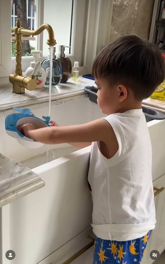 ชาวเน็ตแห่ชม ศรีริต้า-กรณ์ สอนลูกดีมาก น้องกวิณท์ ล้างจานเองหลังทานข้าว ชาวเน็ตแห่ชม ศรีริต้า-กรณ์ สอนลูกดีมาก น้องกวิณท์ ล้างจานเองหลังทานข้าว