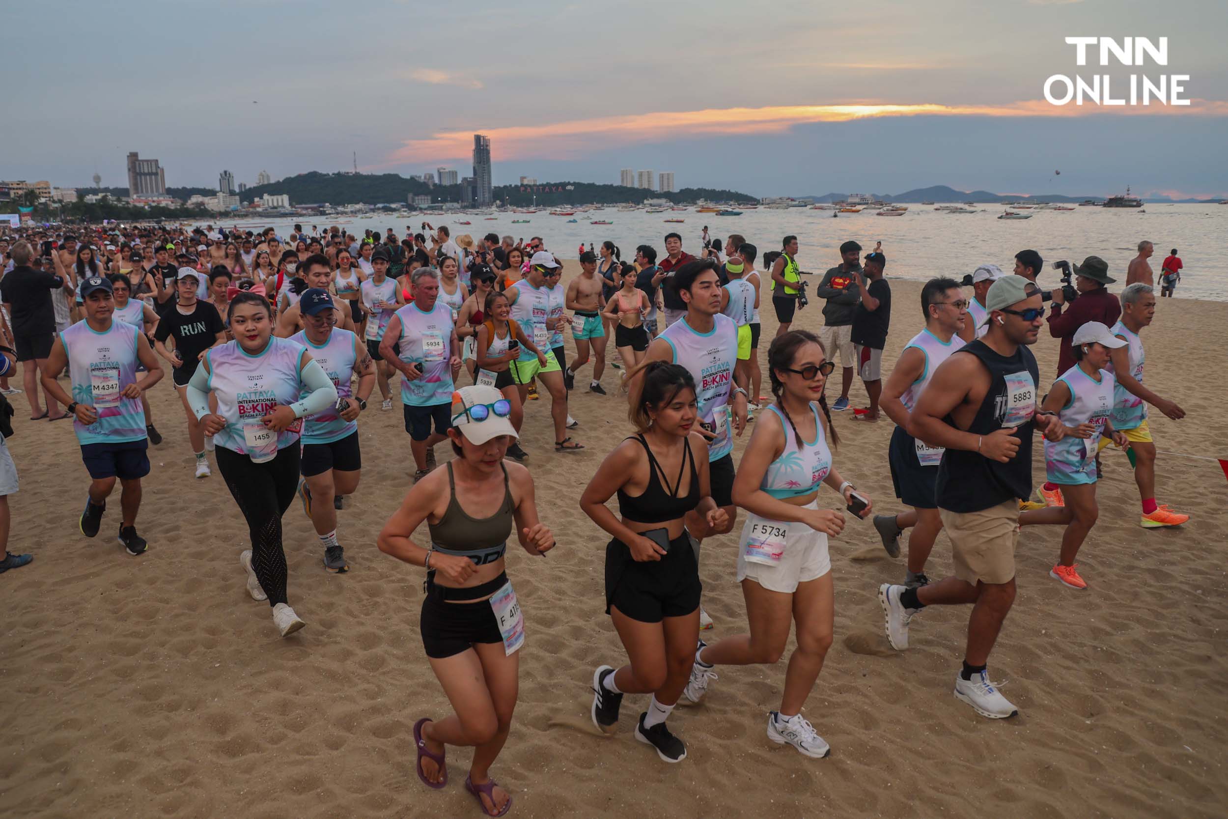 ใส่บิกินีอวดหุ่นสวย นักวิ่งกว่า 4,000 คน ร่วมวิ่งริมหาดพัทยา