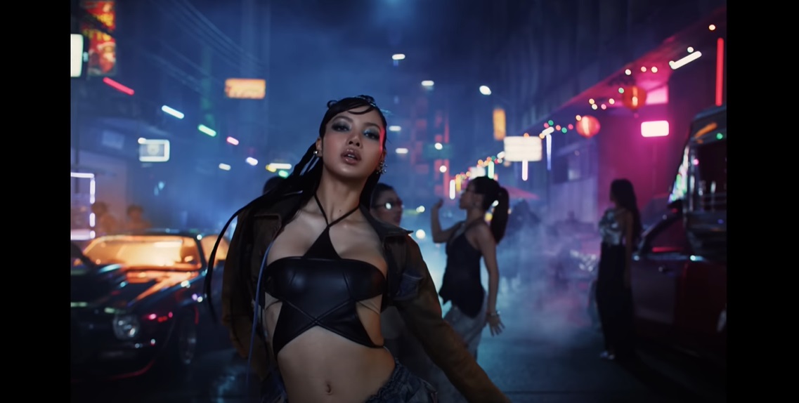 “ลิซ่า” ปลุกกระแส “ถนนเยาวราช” สู่สายตาชาวโลก ผ่าน MV เพลง ROCKSTAR “ลิซ่า” ปลุกกระแส “ถนนเยาวราช” สู่สายตาชาวโลก ผ่าน MV เพลง ROCKSTAR