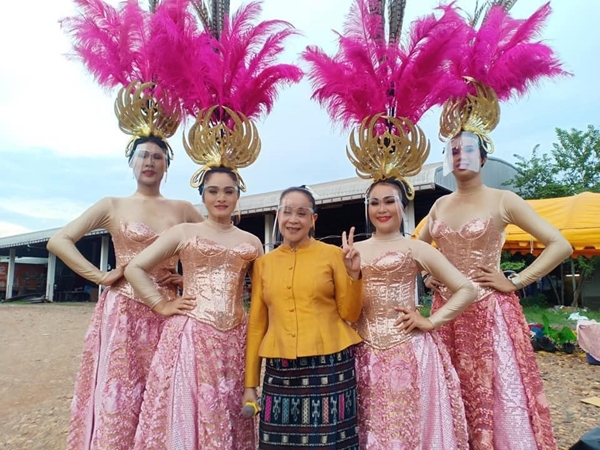 ไม่ถอย!! แม่นกน้อย อุไรพร วงเสียงอิสานส่งต่อให้ทายาทรุ่นใหม่ ไม่ถอย!! แม่นกน้อย อุไรพร วงเสียงอิสานส่งต่อให้ทายาทรุ่นใหม่