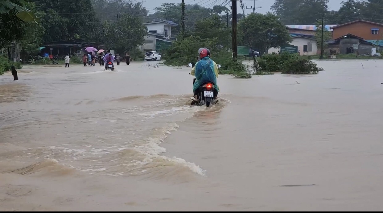 จ.สงขลา ท่วมแล้ว 7 อำเภอ แนวเขาน้ำป่าทะลักหนักสุด จ.สงขลา ท่วมแล้ว 7 อำเภอ แนวเขาน้ำป่าทะลักหนักสุด