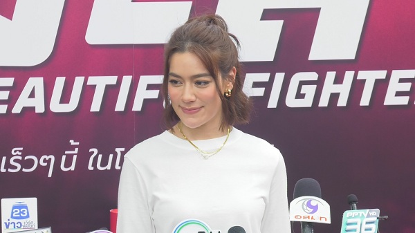 คิมเบอร์ลี่ ทุ่มหลักแสนหาของขวัญวันครบรอบ 9ปีให้ หมาก   (มีคลิป)