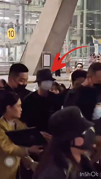 ห่วงความปลอดภัย!! 'หวังอี้ป๋อ' ถูกรุมล้อมที่สนามบิน หลังเดินทางถึงเมืองไทย ห่วงความปลอดภัย!! 'หวังอี้ป๋อ' ถูกรุมล้อมที่สนามบิน หลังเดินทางถึงเมืองไทย