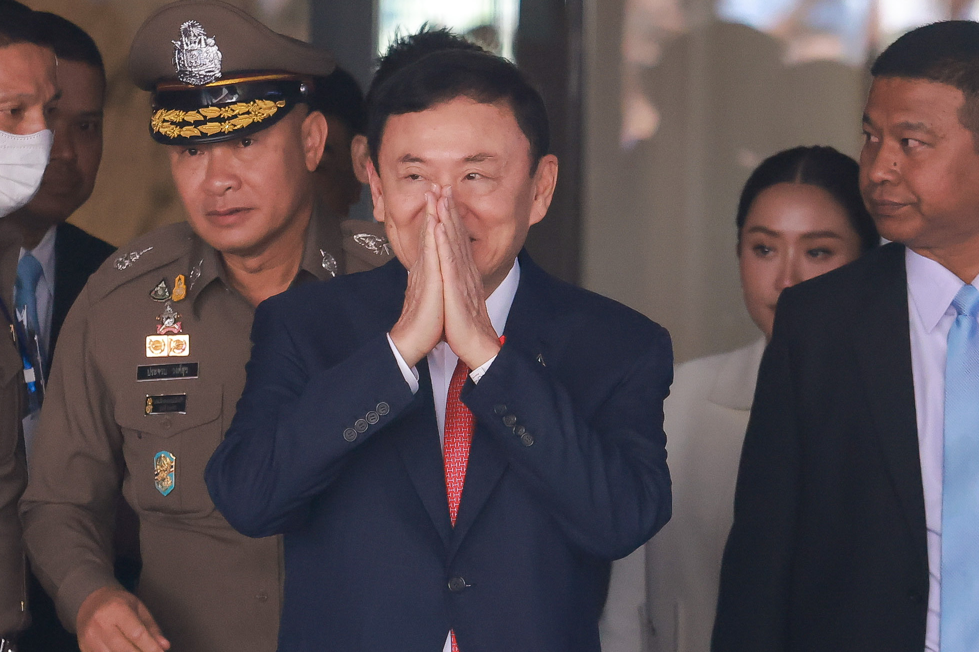ประมวลภาพ ทักษิณ ชินวัตร ถึงเมืองไทย ยกมือไหว้-ทักทายประชาชน ประมวลภาพ ทักษิณ ชินวัตร ถึงเมืองไทย ยกมือไหว้-ทักทายประชาชน