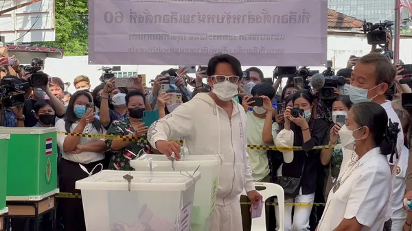 เลือกตั้ง 2566 ประมวลภาพ คนบันเทิง ไปใช้สิทธิเลือกตั้งช่วงเช้า