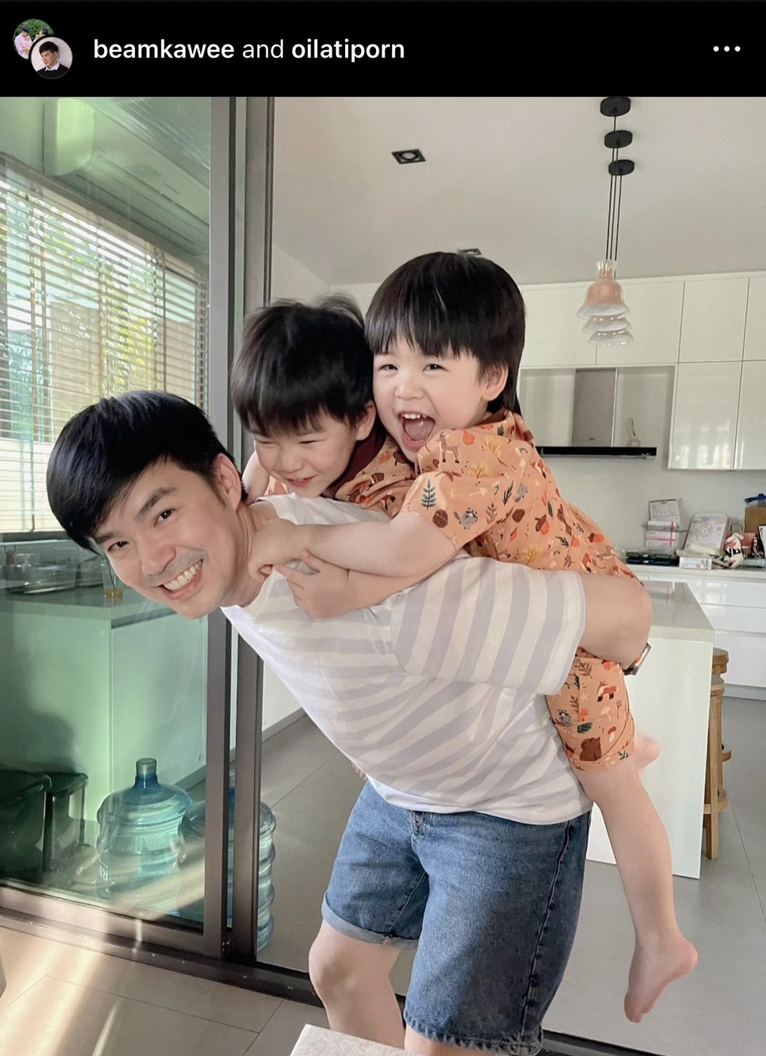 ดราม่า! แฟนคลับพุ่งจับมือ น้องธีร์ ลูกชาย บีม กวี ตกใจจนสะบัดมือทิ้ง ดราม่า! แฟนคลับพุ่งจับมือ น้องธีร์ ลูกชาย บีม กวี ตกใจจนสะบัดมือทิ้ง