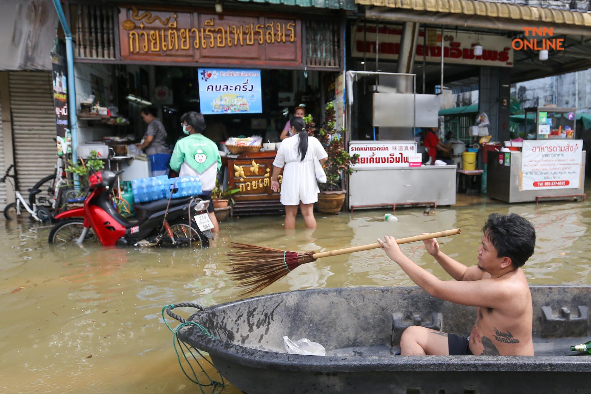 ประมวลภาพ พนังกั้นน้ำใต้สะพานซังฮี้แตกน้ำล้นท่วมผิวจราจร 