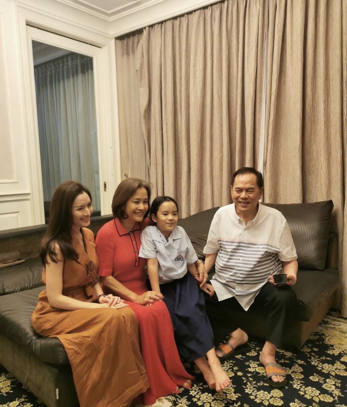 ปู่ไพวงษ์ -คุณย่าชื่นใจ แอฟ ทักษอร พา น้องปีใหม่ มากราบขอพร