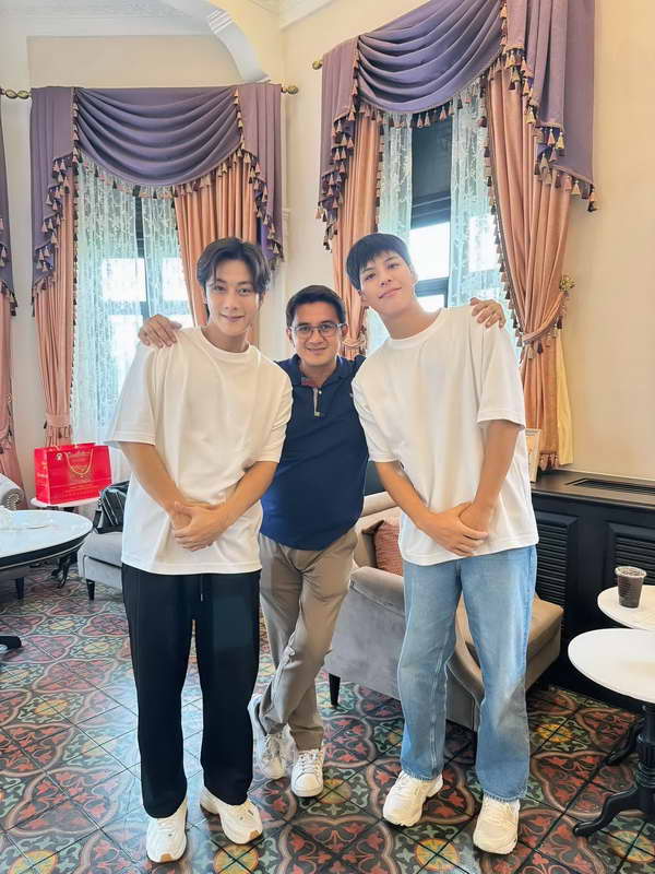 คัลแลน พี่จอง มอบเงินมูลนิธิอาสาเพื่อนพึ่ง(ภาฯ) ช่วยผู้ประสบภัย น้ำท่วม คัลแลน พี่จอง มอบเงินมูลนิธิอาสาเพื่อนพึ่ง(ภาฯ) ช่วยผู้ประสบภัย น้ำท่วม