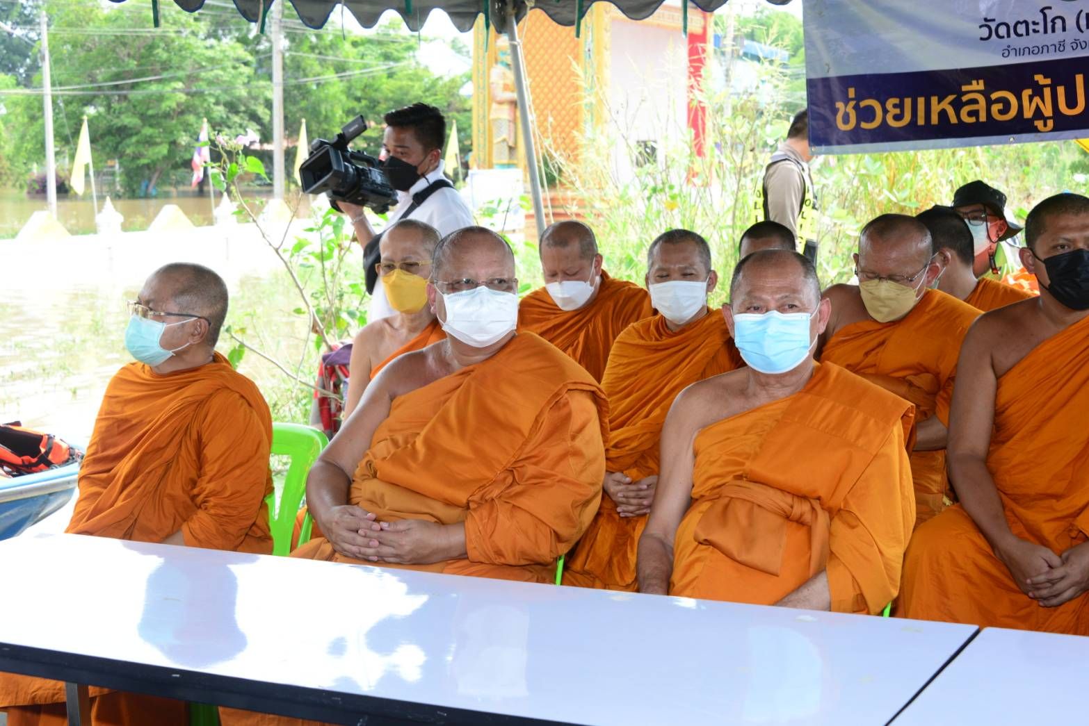 คณะสงฆ์จังหวัดอยุธยาร่วมกับปลัดมหาดไทยมอบของช่วยผู้ประสบภัยน้ำท่วม