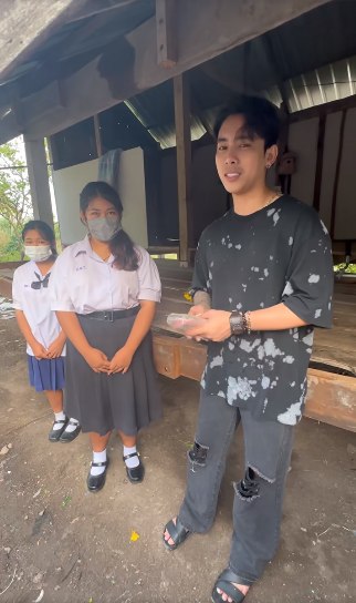 เบิ้ล ปทุมราช นำเงินที่ได้จากคอนเสิร์ต บริจาคช่วยเหลือสองพี่น้องยากไร้ เบิ้ล ปทุมราช นำเงินที่ได้จากคอนเสิร์ต บริจาคช่วยเหลือสองพี่น้องยากไร้