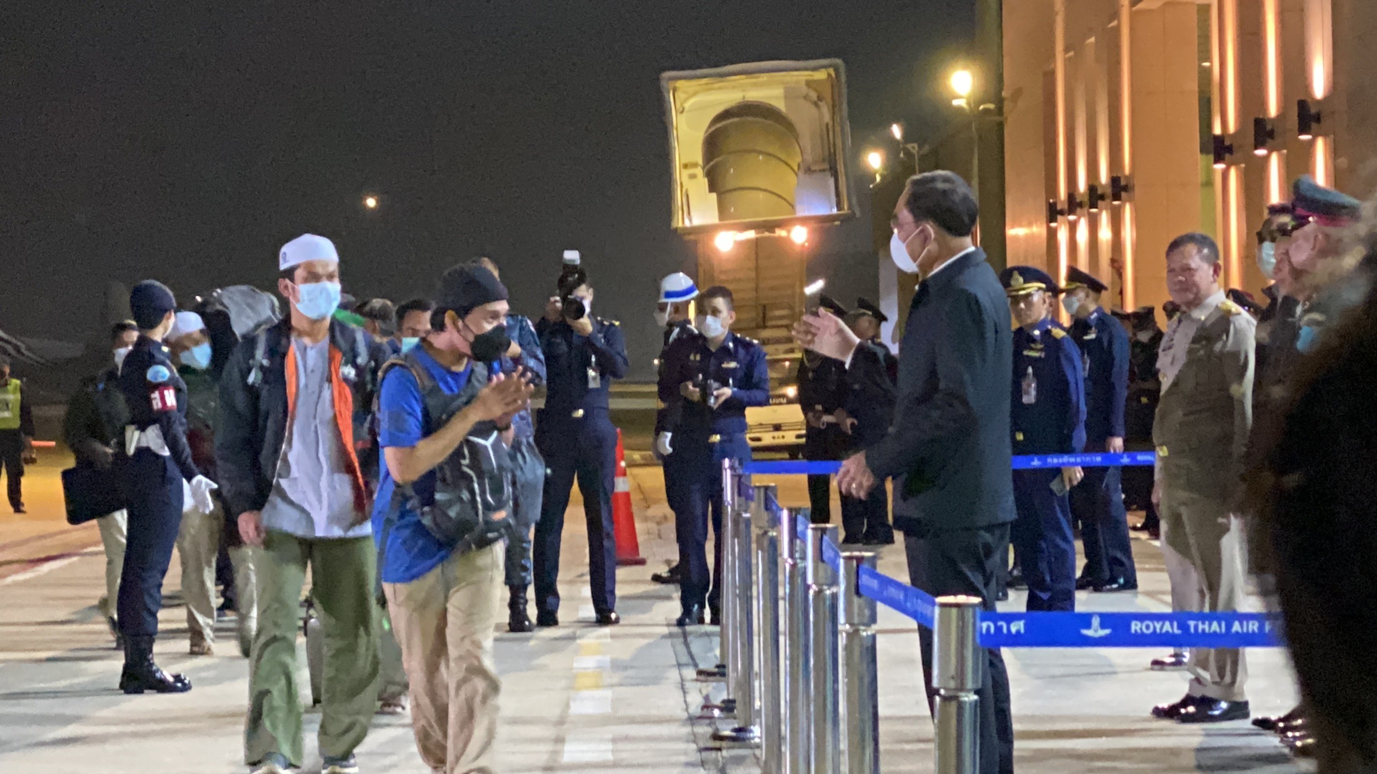 ประมวลภาพ นายกฯ รับ คนไทยในซูดาน ชุดแรก ประมวลภาพ นายกฯ รับ คนไทยในซูดาน ชุดแรก