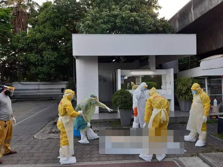 ใส่ชุด PPE เก็บร่างชายเสียชีวิตปริศนา ในห้องน้ำปั้ม ย่านจตุจักร ใส่ชุด PPE เก็บร่างชายเสียชีวิตปริศนา ในห้องน้ำปั้ม ย่านจตุจักร