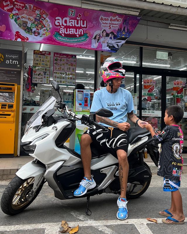 ยาดมไทยขวัญใจสตาร์โลก!! 'ลิซ่า-แบมแบม-Central Cee' ติดหนึบ Soft Power ยืนหนึ่ง ยาดมไทยขวัญใจสตาร์โลก!! 'ลิซ่า-แบมแบม-Central Cee' ติดหนึบ Soft Power ยืนหนึ่ง