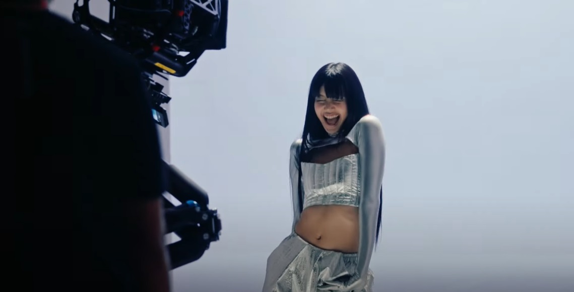 เปิดคลิปเบื้องหลัง ก่อนจะเป็น MV เพลง ROCKSTAR ของ “ลิซ่า” BLACKPINK 
