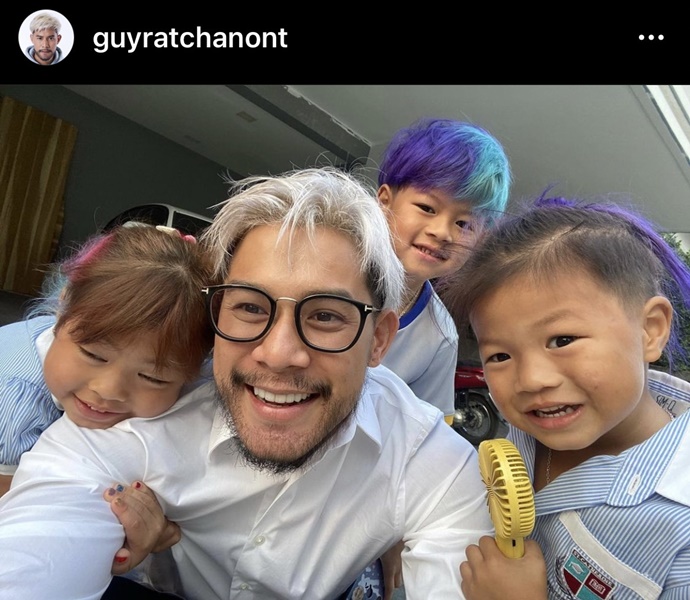 กาย รัชชานนท์ พร้อมส่ง ลูก ๆ 3 ยอดกุมารไปเรียนหนังสือ กาย รัชชานนท์ พร้อมส่ง ลูก ๆ 3 ยอดกุมารไปเรียนหนังสือ