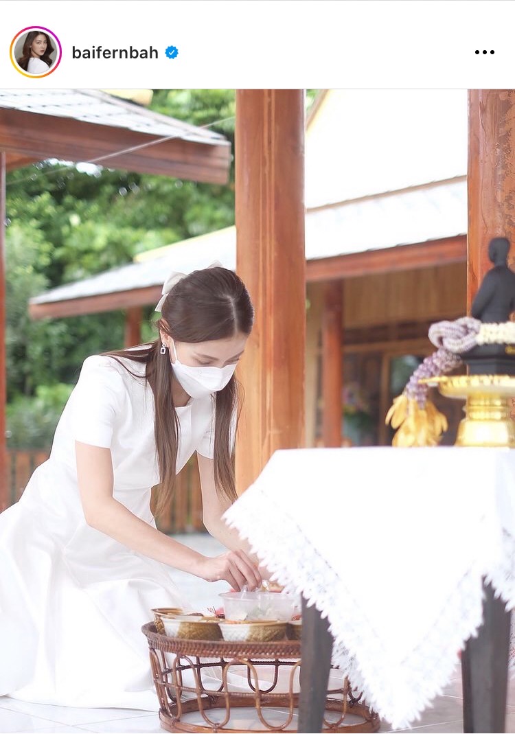 ใบเฟิร์น ทำบุญวันเกิดอายุขึ้นเลขสาม ด้วยลุคสาวหวานเจี๊ยบ
