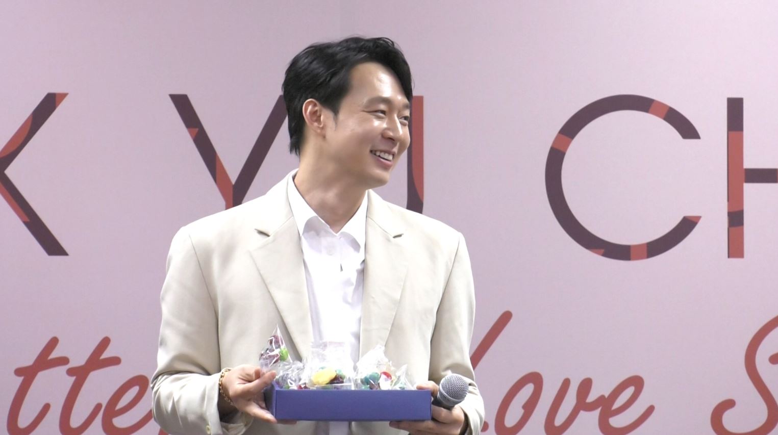 ชมภาพมินิคอนเสิร์ต!! ปาร์ค ยูชอน ในช่วงเทศกาลแห่งความรักให้กับน้องๆ