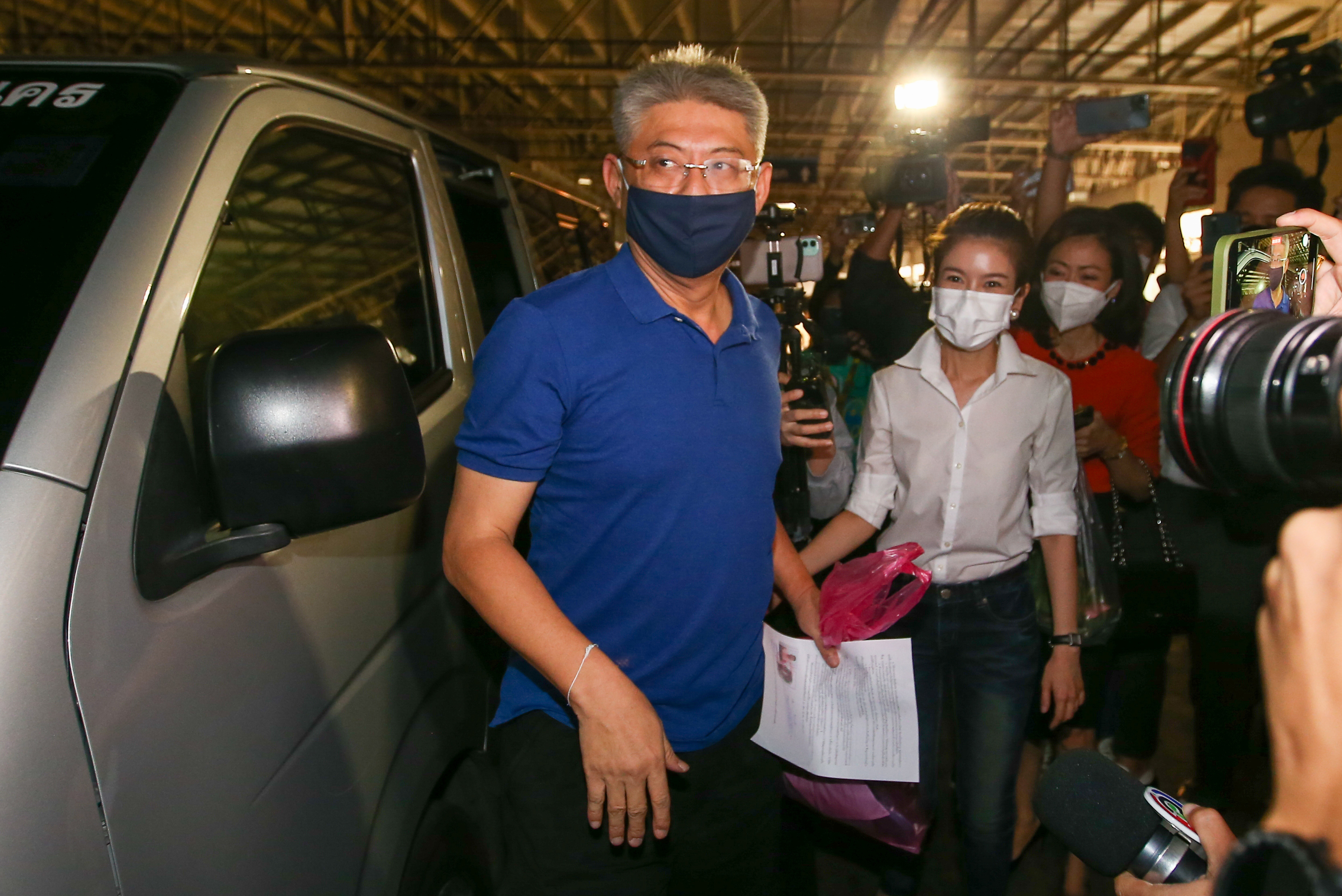 ประมวลภาพ สรยุทธ พ้นคุก คนดังร่วมให้กำลังใจเพียบ ประมวลภาพ สรยุทธ พ้นคุก คนดังร่วมให้กำลังใจเพียบ
