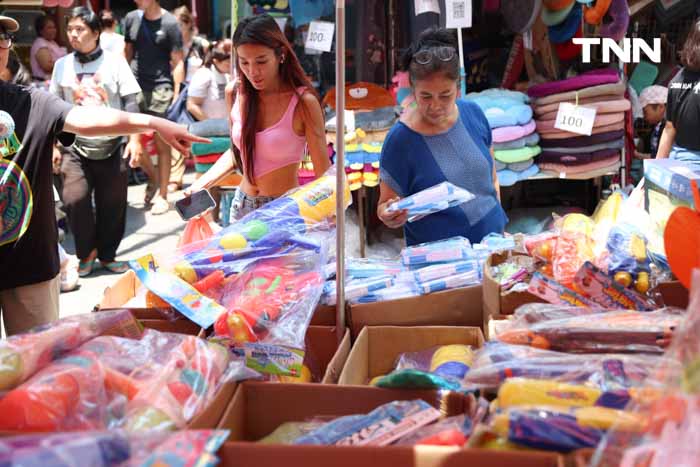 ตลาดสำเพ็งคึกคัก ปชช. ซื้อปืนฉีดน้ำต้อนรับเทศกาลสงกรานต์ ตลาดสำเพ็งคึกคัก ปชช. ซื้อปืนฉีดน้ำต้อนรับเทศกาลสงกรานต์