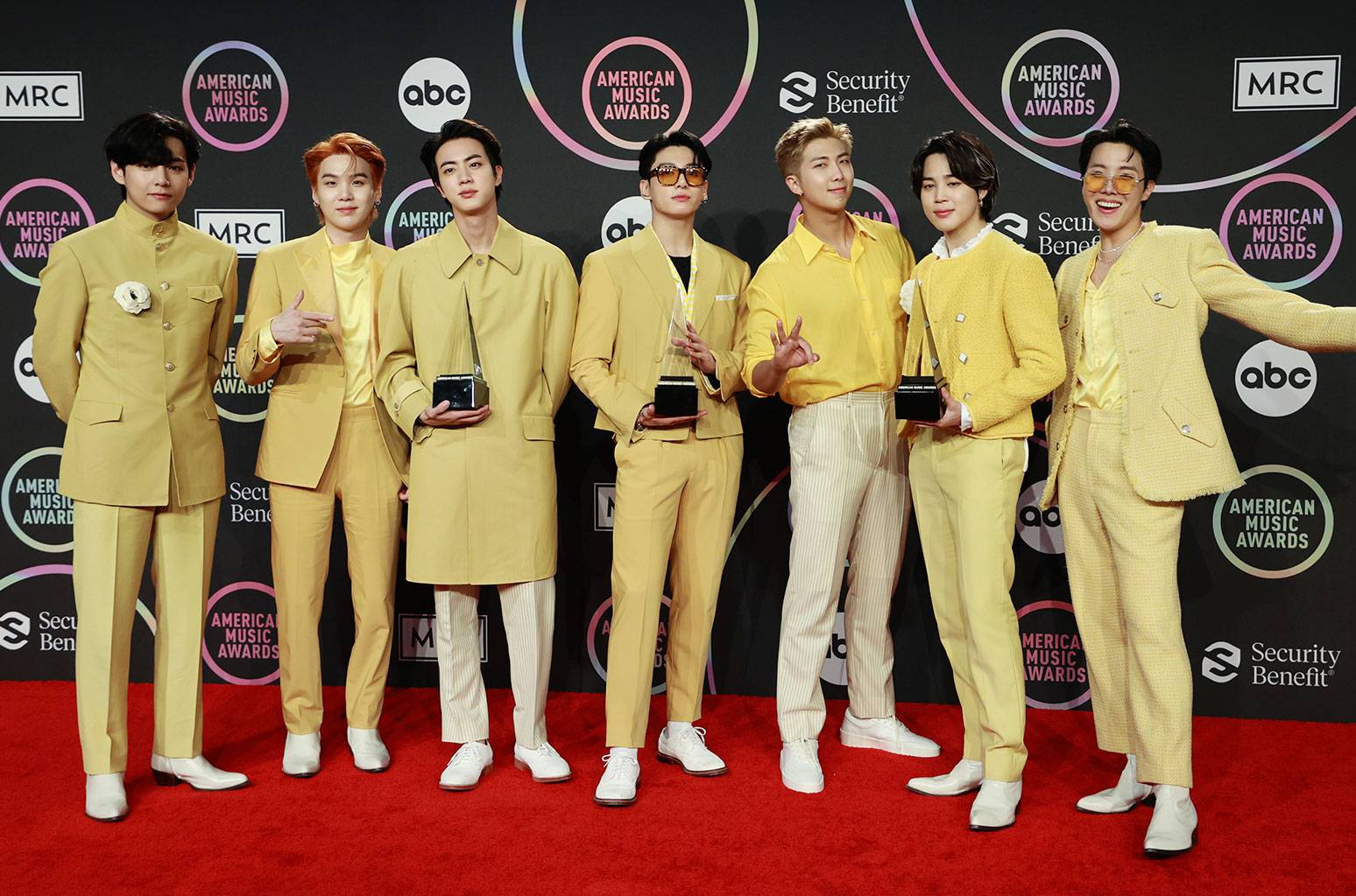 TWICE และ BTS นำทีมศิลปิน เค-ป็อป ที่มียอดขายอัลบั้มสูงสุดในรอบ 10 ปี
