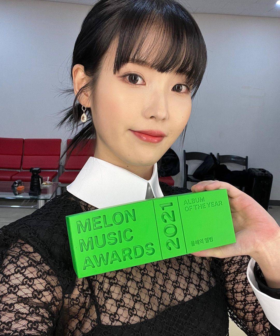 ชาวเน็ตคาดว่า IU น่าจะกำลังมีความรักอยู่ในขณะนี้