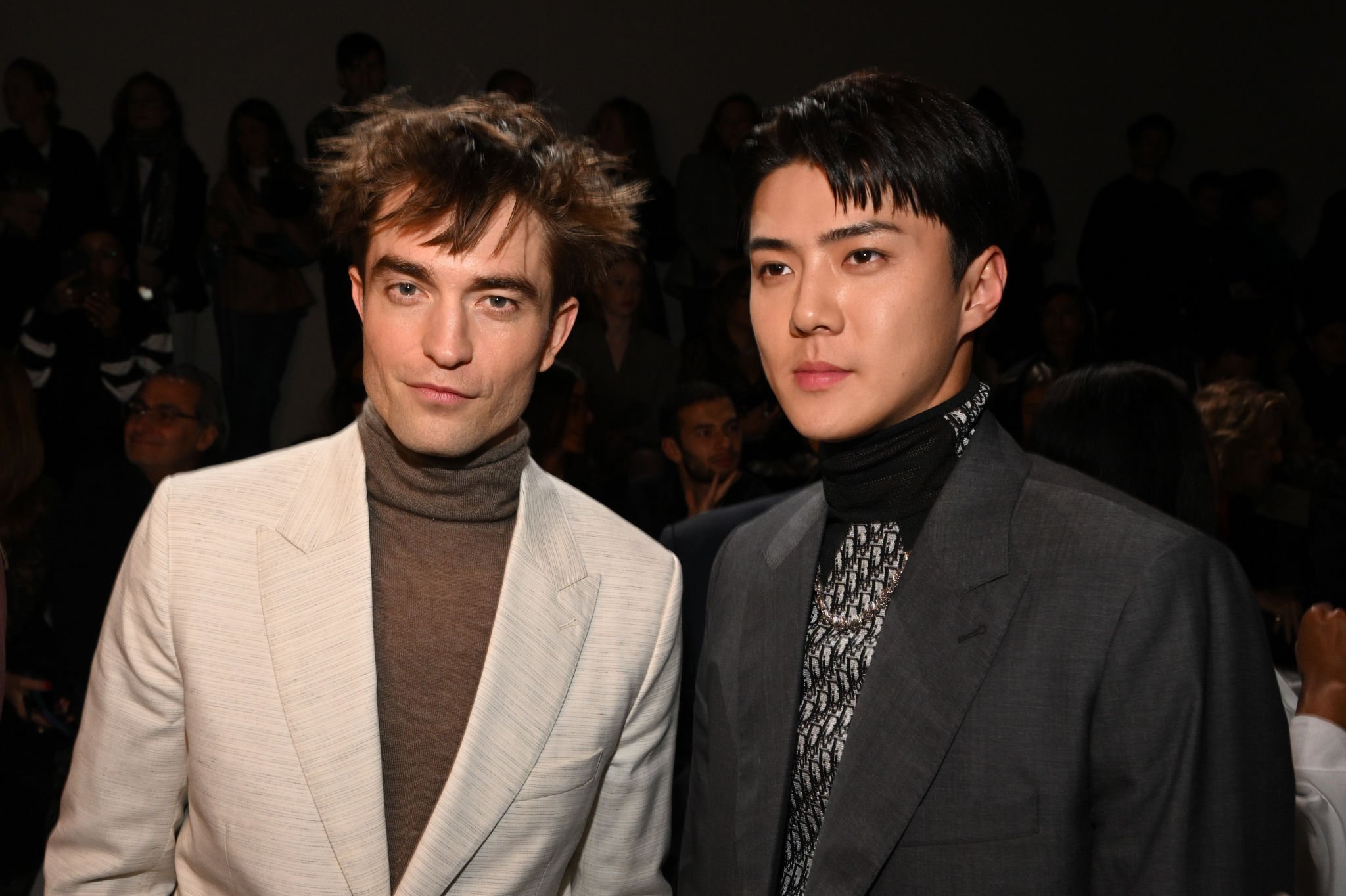 สามหนุ่มหล่อทะลุพีระมิด ! “ชาอึนอู” และ “เซฮุน” ได้กระทบไหล่ Robert Pattinson ที่งาน “Dior” สามหนุ่มหล่อทะลุพีระมิด ! “ชาอึนอู” และ “เซฮุน” ได้กระทบไหล่ Robert Pattinson ที่งาน “Dior”