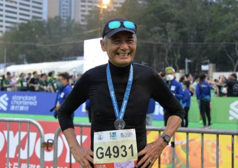 ที่หนึ่งในดวงใจ!! แฟนๆรุมล้อม 'โจวเหวินฟะ' วัย67ปี แข่งวิ่งมาราธอนฟอร์มฮอต