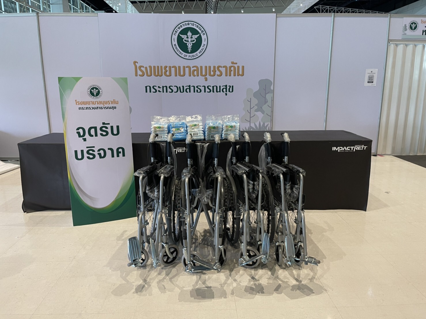 'แนนแนน & พลอย' และคณะนำวีลแชร์สมทบ รพ.บุษราคัม ช่วยผู้ป่วยโควิด 'แนนแนน & พลอย' และคณะนำวีลแชร์สมทบ รพ.บุษราคัม ช่วยผู้ป่วยโควิด