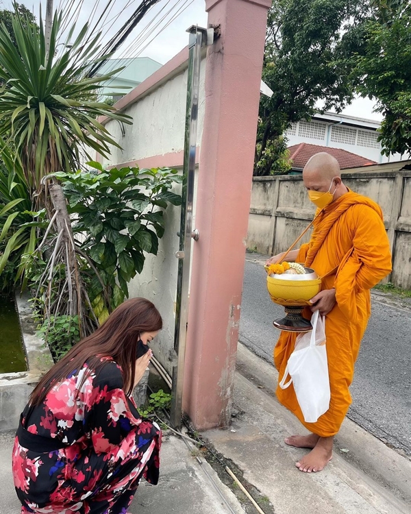 คนบันเทิง ร่วมทำบุญตักบาตร ในวันอาสาฬหบูชา ในยุคโควิดระบาด