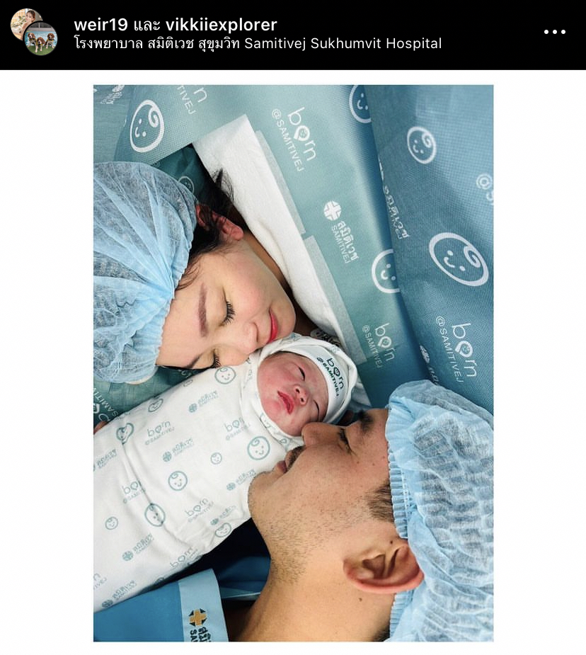 เจอแอบถ่าย! คุณแม่ วิกกี้ เผยภาพคุณพ่อมือใหม่คู่ลูกสาว