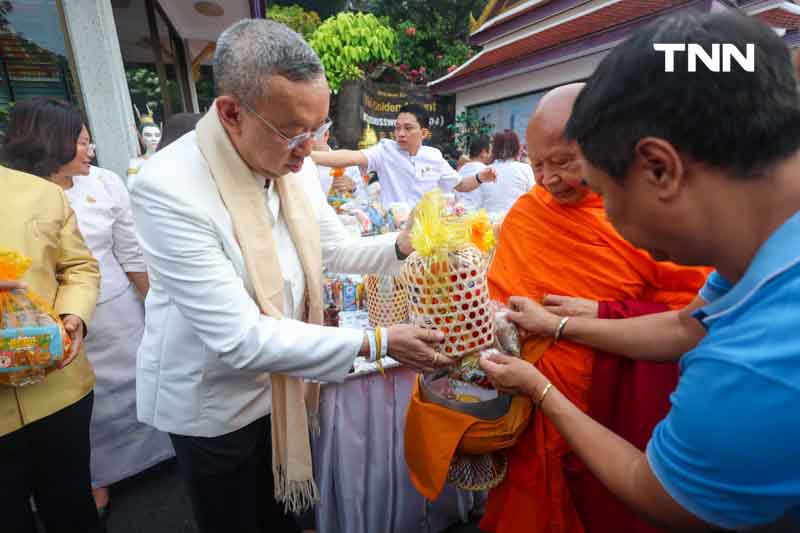 ชาวพุทธแน่นภูเขาทอง ร่วมตักบาตรเทโวเนื่องในวันออกพรรษา ชาวพุทธแน่นภูเขาทอง ร่วมตักบาตรเทโวเนื่องในวันออกพรรษา