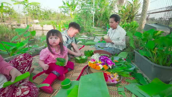 เอ็นดู! น้องเกล ลูก ชมพู่ อารยา เข้าสวนยายหนิงเก็บใบตอง เตรียมตัว วันลอยกระทง เอ็นดู! น้องเกล ลูก ชมพู่ อารยา เข้าสวนยายหนิงเก็บใบตอง เตรียมตัว วันลอยกระทง