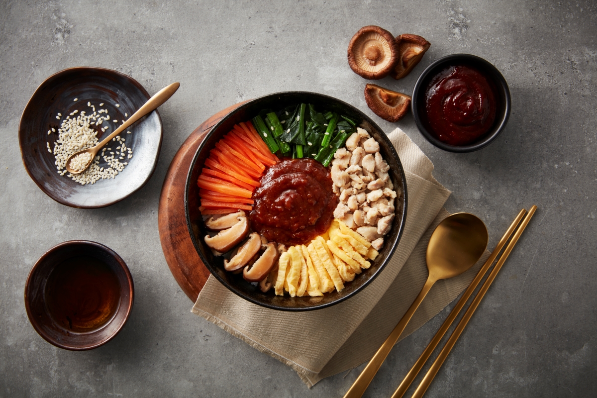 Chef Cares เสิร์ฟเมนูใหม่ 'ข้าวคลุกน้ำพริกลงเรือและหมูหวาน-บิบิมบับผสมไก่' ความอร่อย 2 สไตล์ 