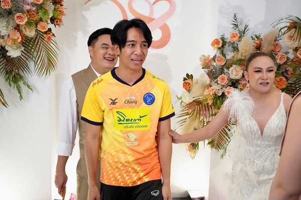  ก้อง ห้วยไร่ โดนถล่มดราม่า หลังสวมชุดบอลไปงานแต่ง ลูลู่ อาร์สยาม   