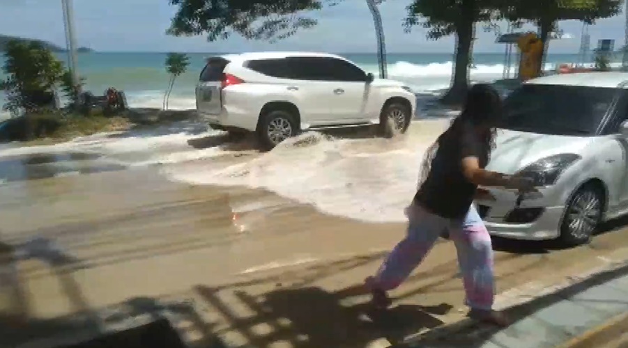 หาดทรายแก้ว เปิดภาพคลื่นสูงซัดน้ำทะเลท่วมถนนภูเก็ต จราจรติดขัด!
