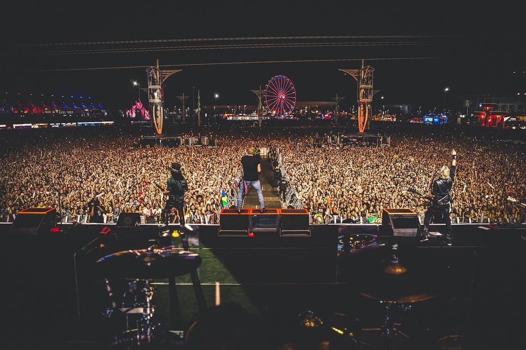 ไม่มีอีกแล้ว!! ประเพณีวง Guns N' Roses โยนไมโครโฟนให้ผู้ชมหลังจบโชว์ ไม่มีอีกแล้ว!! ประเพณีวง Guns N' Roses โยนไมโครโฟนให้ผู้ชมหลังจบโชว์