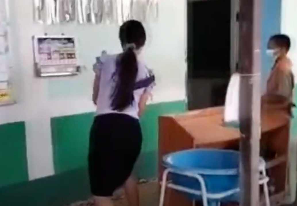 นาทีระทึก! ครูสาวใจกล้าจับตุ๊กแกเกาะหน้าห้องโชว์นักเรียน