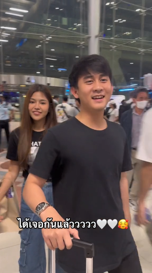 ได้เจอกันแล้ว! ธัญญ่า อาร์สยาม เสิร์ฟโมเมนต์หวาน ไปรับ อาร์โล่ ที่สนามบิน
