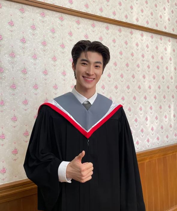 เดียร์น่า โพสต์ยินดี น้องบลู เรียนจบเป็นบัณฑิตป้ายแดง