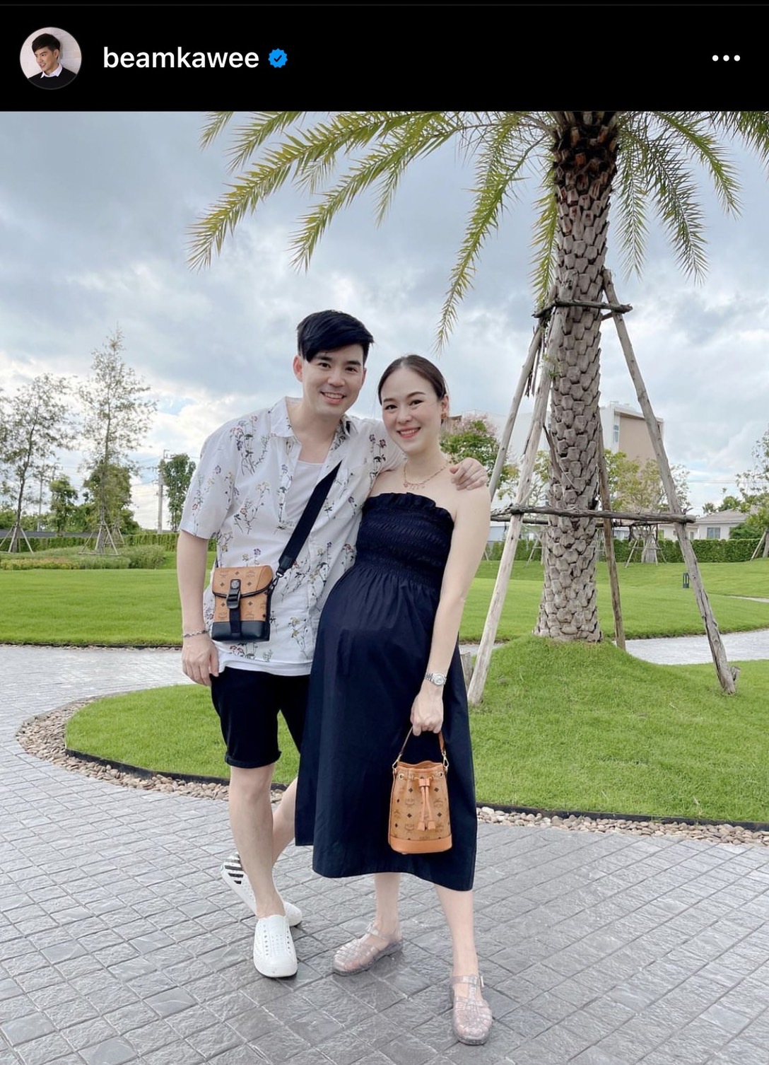 น่ารักไม่แผ่ว! บีม-ออย โพสต์หวานคู่ครบรอบ 20 ปีที่รู้จักกัน