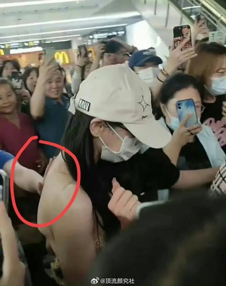 “ตี๋ลี่เร่อปา” ยังใส่เสื้อเปลือยหลัง แม้ถูกแฟนคลับแอบลูบหลังที่สนามบิน  