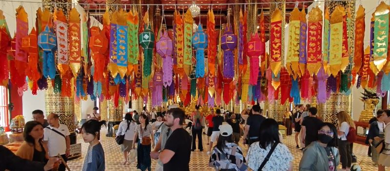 ลอยกระทงเชียงใหม่เนืองแน่นนักท่องเที่ยวทั้งชาวไทยและต่างชาติชมความงามโคมยี่เป็งหลากสีสัน และไฮไลต์ช่วงเย็นวันนี้(15 พ.ย.)กับขบวนแห่สะเปาล้านนาที่เตรียมจัดงานยิ่งใหญ๋ ลอยกระทงเชียงใหม่เนืองแน่นนักท่องเที่ยวทั้งชาวไทยและต่างชาติชมความงามโคมยี่เป็งหลากสีสัน และไฮไลต์ช่วงเย็นวันนี้(15 พ.ย.)กับขบวนแห่สะเปาล้านนาที่เตรียมจัดงานยิ่งใหญ๋