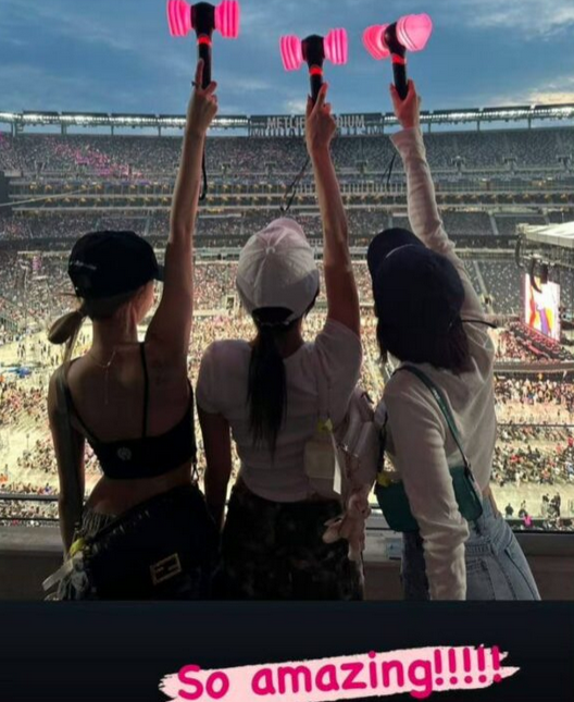 โชว์กลางสายฝน!! BLACKPINK ที่ MetLife Stadium 'เจนนี่' หวิดร่วงจากเวที โชว์กลางสายฝน!! BLACKPINK ที่ MetLife Stadium 'เจนนี่' หวิดร่วงจากเวที